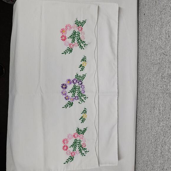 VINTAGE WHITE PILLOWCASE – FLORAL CROSS-STITCH – SCALLOPED EDGE – BOUQUET DESIGN - Picture 4 of 7